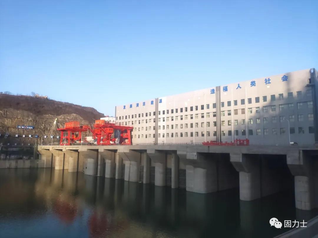 　　漢江白河(夾河)水電站項目效果圖 　　漢江白河(夾河)水電站項目效果圖  　　漢江白河水電站樞紐工程是陜西省“十三五”續(xù)建項目之一，為加快推進重點項目建設(shè)，造福兩岸百姓，白河縣加大溝通協(xié)調(diào)力度，最終中廣核集團與中國信達公司以控股的方式共同投資建設(shè)。為保障工程建設(shè)順利實施，白河縣先后多次召開縣長辦公會、項目建設(shè)推進會，做好移民安置、環(huán)境保障、項目服務等工作，積極為工程建設(shè)創(chuàng)造良好的施工環(huán)境。　   　　漢江白河(夾河)水電站項目實景